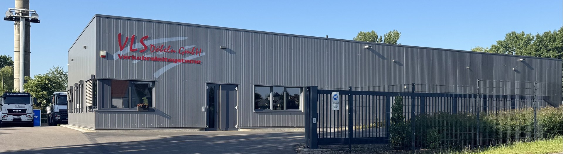 Betriebsgebäude der VLS Verkehrsleitsysteme Döbeln GmbH mit Firmenschriftzug an der Fassade