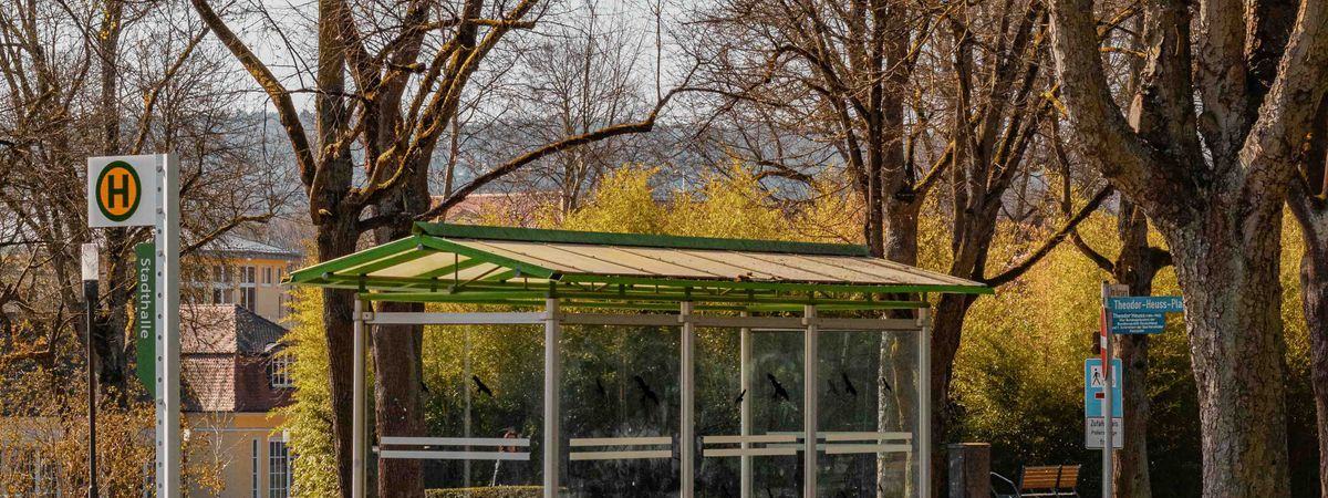 Bushaltestelle in einer Parkanlage