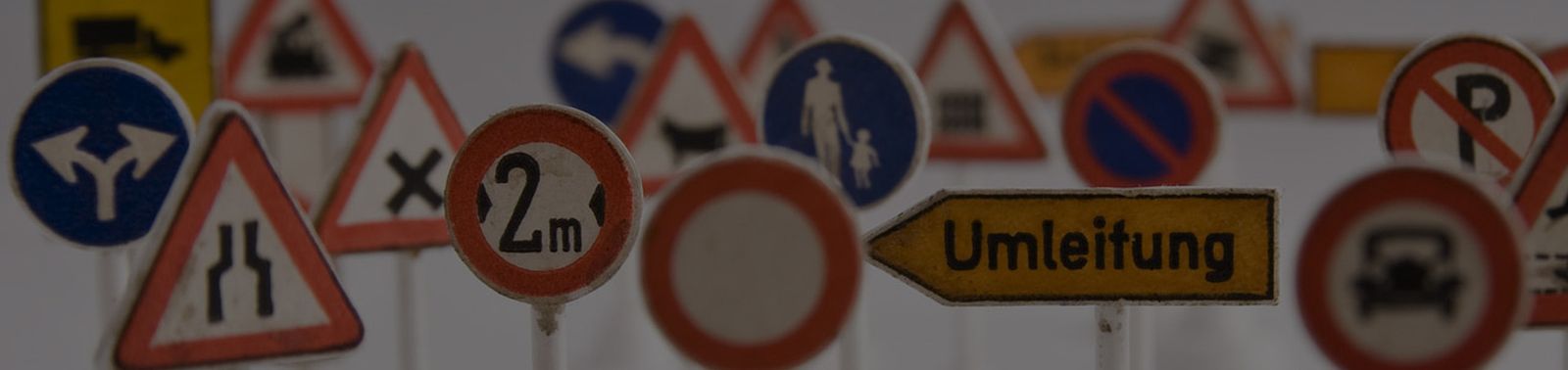 Vielzahl von Verkehrszeichen nebeneinander