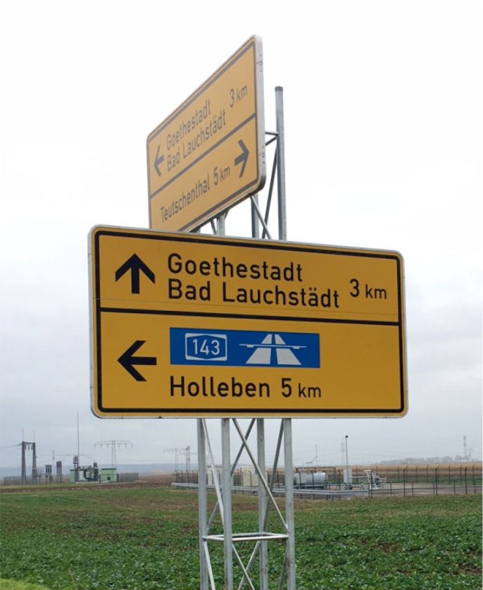 Wegweiser an einer Bundesstraße mit Hinweis auf die Autobahn