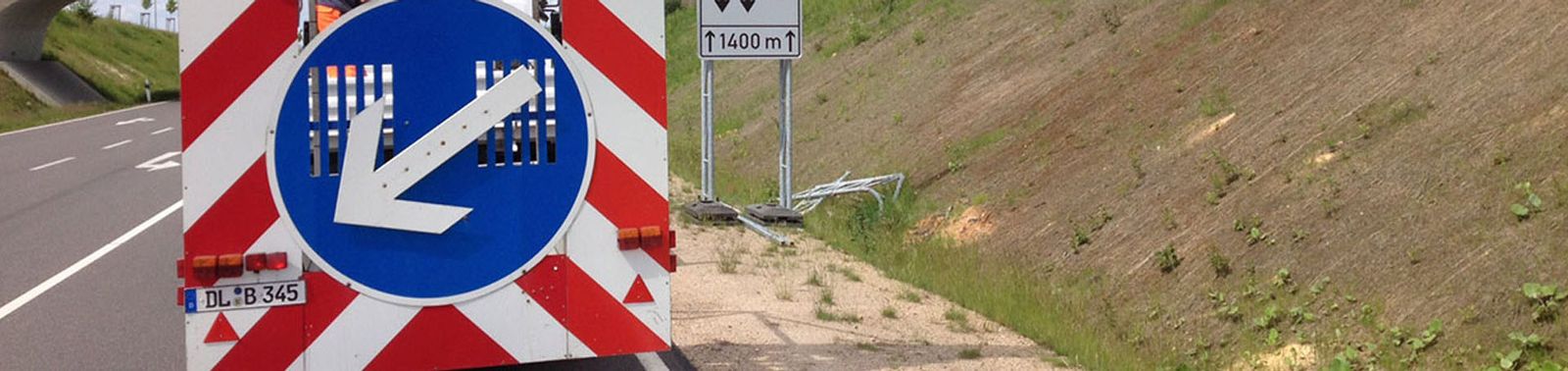 Warnleitanhänger mit Pfeilsignal an einer Bundesstraße