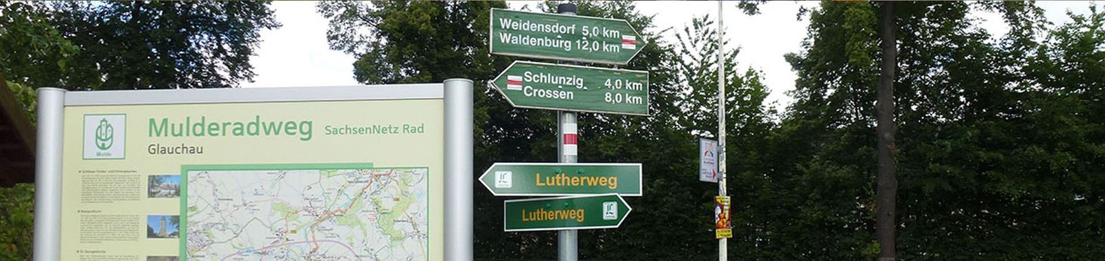 Wegweiser und Informationstafel an einem Radweg