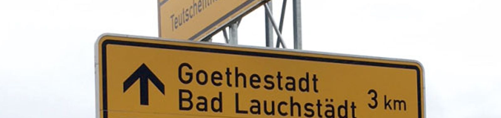 Gelbe Wegweiser an einer Bundesstraße